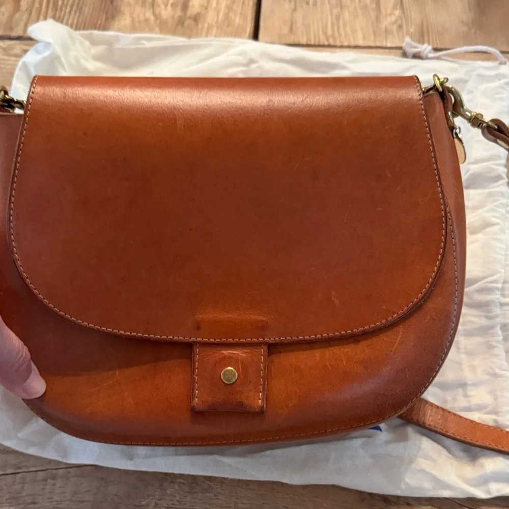 Elegant Tan Leather Shoulder Bag with Braided Accent - Picture 9 of 9